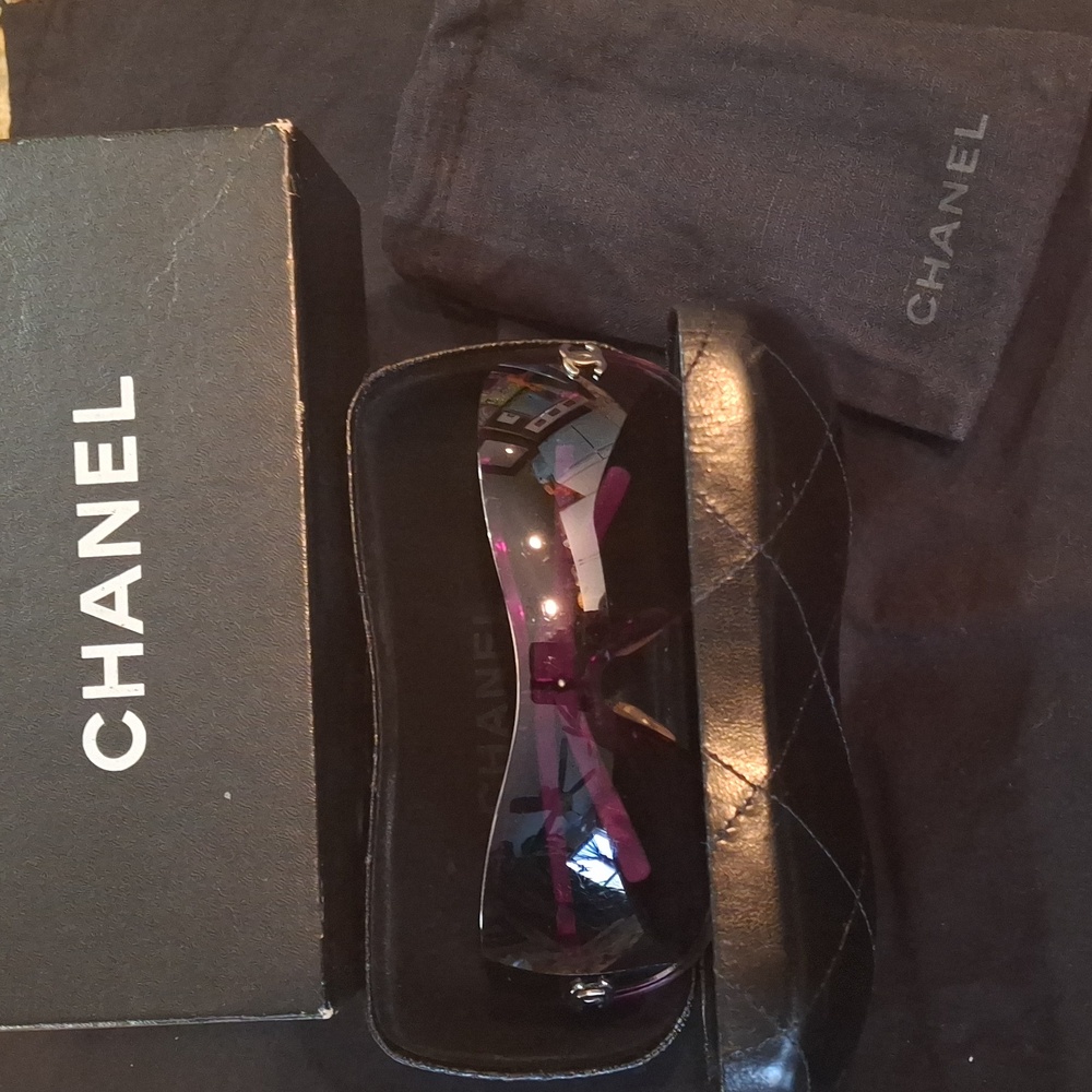 CHANEL Sunglasses/case